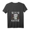 Damen Kaffee T-Shirt mit Spruch 'Die tut nix die will nur Kaffee' – Lustiges Katzen Motiv, Perfekt für Kaffeeliebhaberinnen & Morgenmuffel