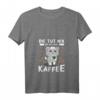 Damen Kaffee T-Shirt mit Spruch 'Die tut nix die will nur Kaffee' – Lustiges Katzen Motiv, Perfekt für Kaffeeliebhaberinnen & Morgenmuffel