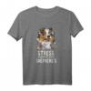 Aussie T-Shirt Lustig Stress Australian Shepherd Geschenk – Perfekt für Hundeliebhaber, Züchter & Hundebesitzer zum Geburtstag oder Welpen-Wurf