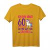 Damen 60. Geburtstag T-Shirt mit Spruch 'Ich bin über 60 helfen Sie mir auf mein Einhorn' – Lustiges Geschenk für Frauen ab 60