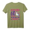 Damen 60. Geburtstag T-Shirt mit Spruch 'Ich bin über 60 helfen Sie mir auf mein Einhorn' – Lustiges Geschenk für Frauen ab 60