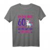 Damen 60. Geburtstag T-Shirt mit Spruch 'Ich bin über 60 helfen Sie mir auf mein Einhorn' – Lustiges Geschenk für Frauen ab 60