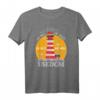 Ich muss gar nichts, ich muss nur nach Usedom Damen und Kinder T-Shirt – Ostsee Geschenkidee mit Leuchtturm und Möwen