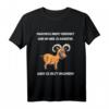 Man muss nicht verrückt sein um hier zu arbeiten T-Shirt – Lustiges Tierdesign für Büroangestellte & Homeoffice