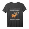 Man muss nicht verrückt sein um hier zu arbeiten T-Shirt – Lustiges Tierdesign für Büroangestellte & Homeoffice