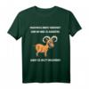 Man muss nicht verrückt sein um hier zu arbeiten T-Shirt – Lustiges Tierdesign für Büroangestellte & Homeoffice