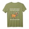 Man muss nicht verrückt sein um hier zu arbeiten T-Shirt – Lustiges Tierdesign für Büroangestellte & Homeoffice