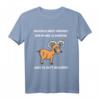 Man muss nicht verrückt sein um hier zu arbeiten T-Shirt – Lustiges Tierdesign für Büroangestellte & Homeoffice