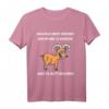 Man muss nicht verrückt sein um hier zu arbeiten T-Shirt – Lustiges Tierdesign für Büroangestellte & Homeoffice