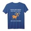 Man muss nicht verrückt sein um hier zu arbeiten T-Shirt – Lustiges Tierdesign für Büroangestellte & Homeoffice