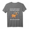 Man muss nicht verrückt sein um hier zu arbeiten T-Shirt – Lustiges Tierdesign für Büroangestellte & Homeoffice