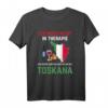 Toskana Urlaub Spruch T-Shirt – Ich muss nicht in Therapie, ich muss einfach zurück in die Toskana mit italienischer Karte als Geschenk