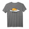 Gudetama Lazy Egg Pose T-Shirt – Offiziell lizenzierte Sanrio Bekleidung für Fans und Sammler