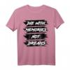 With Memories Not Dreams T-Shirt – Motivationsshirt mit Spruch auf schwarzem Hintergrund, klassisch geschnitten, perfektes Geschenk für Inspiration und Erinnerungen
