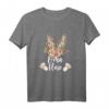 Oster T-Shirt für Damen mit Hase im floralen Leo Look – Lustiges Partnerlook Outfit für Ostereiersuche & Geschenke für Oma, Mutter, Tochter & Tante