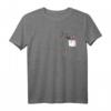 Faultier in der Brusttasche T-Shirt - Lustiges Tierliebhaber Shirt, perfekt als Geschenk zu Geburtstag oder Weihnachten