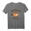 Lustiges Kaffee Montag Start in die Arbeitswoche T-Shirt - Humorvolles Oberteil für Morgenmuffel und Kaffeeliebhaber