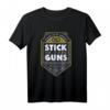 Bleiben Sie hart T-Shirt - Patriotisches Waffenrechte T-Shirt mit 'Stick To Your Guns' Motiv für Freiheit und Rechtsschutz