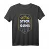 Bleiben Sie hart T-Shirt - Patriotisches Waffenrechte T-Shirt mit 'Stick To Your Guns' Motiv für Freiheit und Rechtsschutz