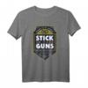 Bleiben Sie hart T-Shirt - Patriotisches Waffenrechte T-Shirt mit 'Stick To Your Guns' Motiv für Freiheit und Rechtsschutz