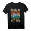 Lustiges 13. Geburtstag T-Shirt für Jungen und Mädchen - Witzige Geschenkidee & Deko für Teenager 2010