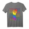 Gay Pride Monat T-Shirt mit Regenbogen, Kampffaust & Liebe ist Liebe - Unterstützung für LGBT Community & Pride Feierlichkeiten