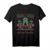 Festive Cthulhu - Lovecraftian Holiday T-Shirt mit Weihnachtsdesign von Jeremy Hwang für Horror- und Lovecraft-Fans