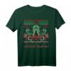 Festive Cthulhu - Lovecraftian Holiday T-Shirt mit Weihnachtsdesign von Jeremy Hwang für Horror- und Lovecraft-Fans