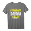Pyro Papa Wie Normal Nur Cooler Silvester Feuerwerk T-Shirt – Lustiges Pyrotechnik Motiv für Feuerwerker, Pyrotechniker und Feuerwerksliebhaber