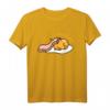 Gudetama Leave Me Alone Bacon Blanket T-Shirt - Offiziell lizenzierte Sanrio Bekleidung für Fans