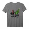Lustiges Weihnachtskatzen T-Shirt mit frecher Miezekatze und Weihnachtsbaum - Perfektes Geschenk für Katzenpapa & Katzenmama in der Weihnachtszeit