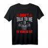 DON'T TALK TO ME I'M WORKING OUT T-Shirt - Humoriges Fitness Shirt für Sportler, klassisch geschnitten, doppelt genähter Saum