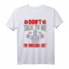 DON'T TALK TO ME I'M WORKING OUT T-Shirt - Humoriges Fitness Shirt für Sportler, klassisch geschnitten, doppelt genähter Saum