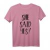 T-Shirt mit Zitat „She Said Yes“ – Humorvolles Verlobungsgeschenk für Braut und Bräutigam