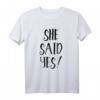 T-Shirt mit Zitat „She Said Yes“ – Humorvolles Verlobungsgeschenk für Braut und Bräutigam