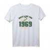 HapDeer Snoopy 1969 Music And Art T-Shirt - Offiziell lizenziertes Geschenk für Snoopy Fans & Jubiläum