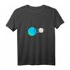 Planet Erde und Mond Geschenk T-Shirt – Lustiges Astronomie T-Shirt für Männer, Frauen & Kinder als Geburtstags- oder Weihnachtsgeschenk