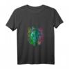 Löwenkopf im cool Batik Style T-Shirt mit V-Ausschnitt – Perfekt für Afrika- und Tierliebhaber, stylisches Geschenk für Safari-Fans