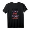 Every Cool Girl is Half a Boy Sommer T-Shirt - Lustiges Geschenk für starke Frauen & Sommerurlaub