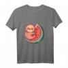 Faultier und Wassermelone Sommer Früchte T-Shirt – Lustiges Geschenk für Familien, Freunde und Tierliebhaber zum Geburtstag, Sommerfest & mehr