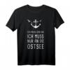 Ich Muss Gar Nix Ich Muss Nur An Die Ostsee Urlaub T-Shirt - Perfektes Strand- und Urlaubs-Shirt für Ostsee-Liebhaber