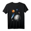 Weltraum Motiv Universum Sterne Sonnensystem Planeten Sonne T-Shirt - Klassisch geschnitten, doppelt genähter Saum