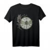 Libelle ruht auf einer Vintage-Uhr mit Rosen - Trendiges Natur- und Nostalgie T-Shirt im Hipster-Stil