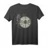 Libelle ruht auf einer Vintage-Uhr mit Rosen - Trendiges Natur- und Nostalgie T-Shirt im Hipster-Stil