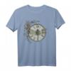 Libelle ruht auf einer Vintage-Uhr mit Rosen - Trendiges Natur- und Nostalgie T-Shirt im Hipster-Stil
