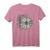 Libelle ruht auf einer Vintage-Uhr mit Rosen - Trendiges Natur- und Nostalgie T-Shirt im Hipster-Stil