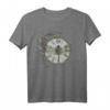 Libelle ruht auf einer Vintage-Uhr mit Rosen - Trendiges Natur- und Nostalgie T-Shirt im Hipster-Stil