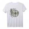 Libelle ruht auf einer Vintage-Uhr mit Rosen - Trendiges Natur- und Nostalgie T-Shirt im Hipster-Stil