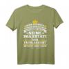Der Fachlagerist Betritt Den Raum – Lustiges Lagerarbeiter T-Shirt mit Berufssprüchen für Lager & Logistik, Gabelstaplerfahrer & Nachtschicht