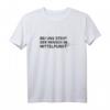 Bei uns steht der Mensch im Mittelpunkt T-Shirt Bundeswehr – Witziges patriotisches Motiv für Soldaten & als Geschenkidee